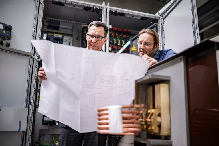 Zwei Entwickler über einen Plan gebeugt