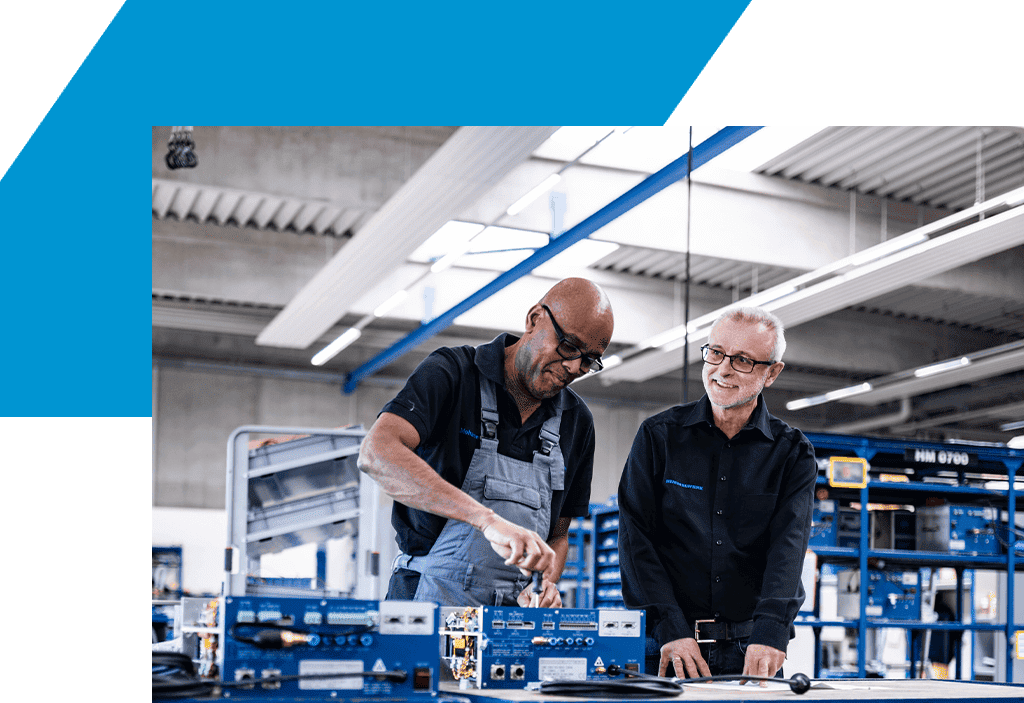 Mechaniker und Entwickler beim Bau eines Umrichters - Komplettlösungen von Himmelwerk