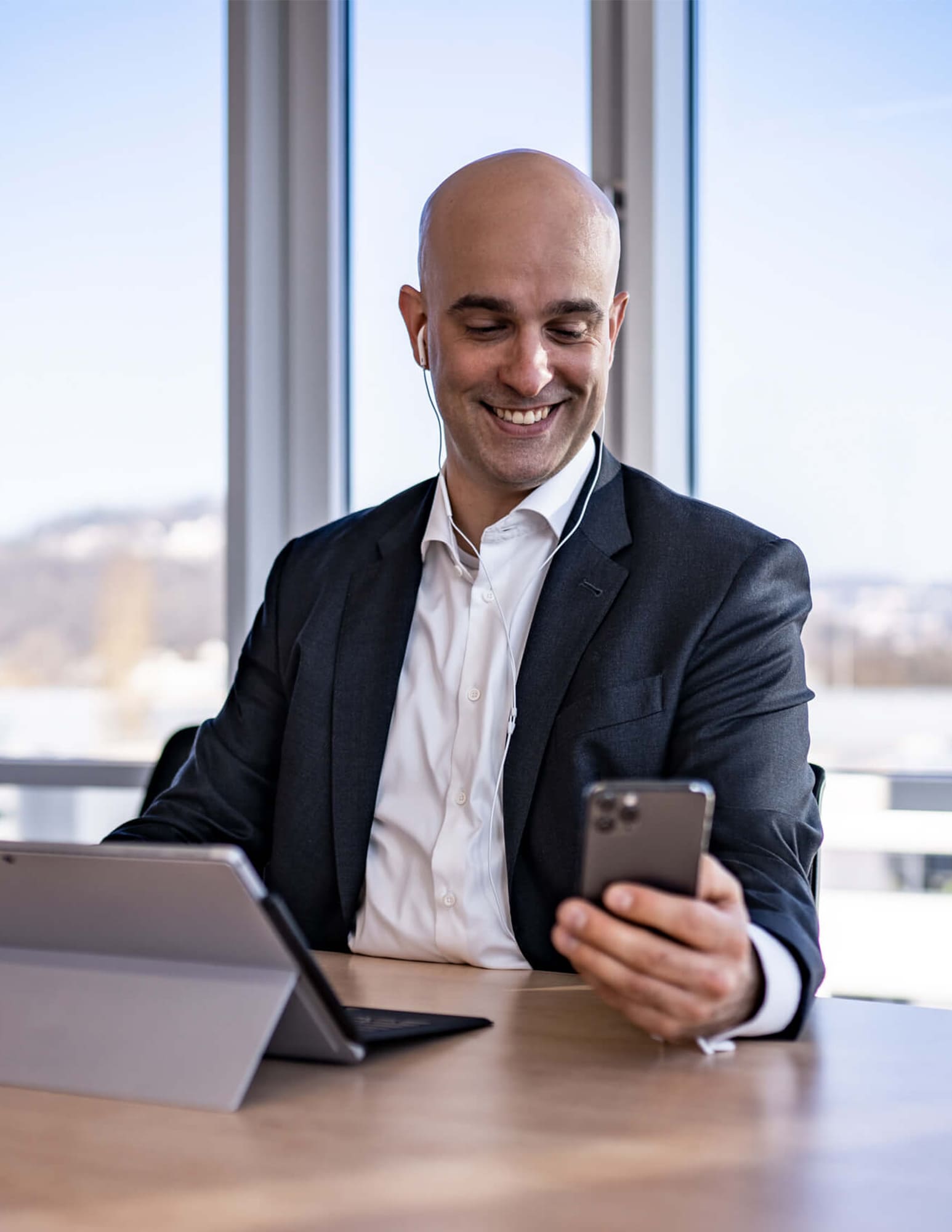 Mitarbeiterin mit Headset in modernem Büro – symbolisiert Kundenservice und persönliche Beratung.